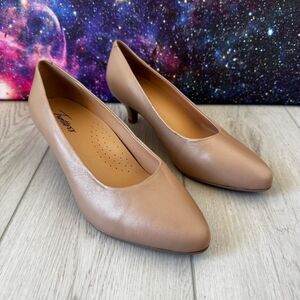 TROTTERS Womens Beige Kiera Pointed Toe Kitten Heel Slip On Pumps Sz 8.5